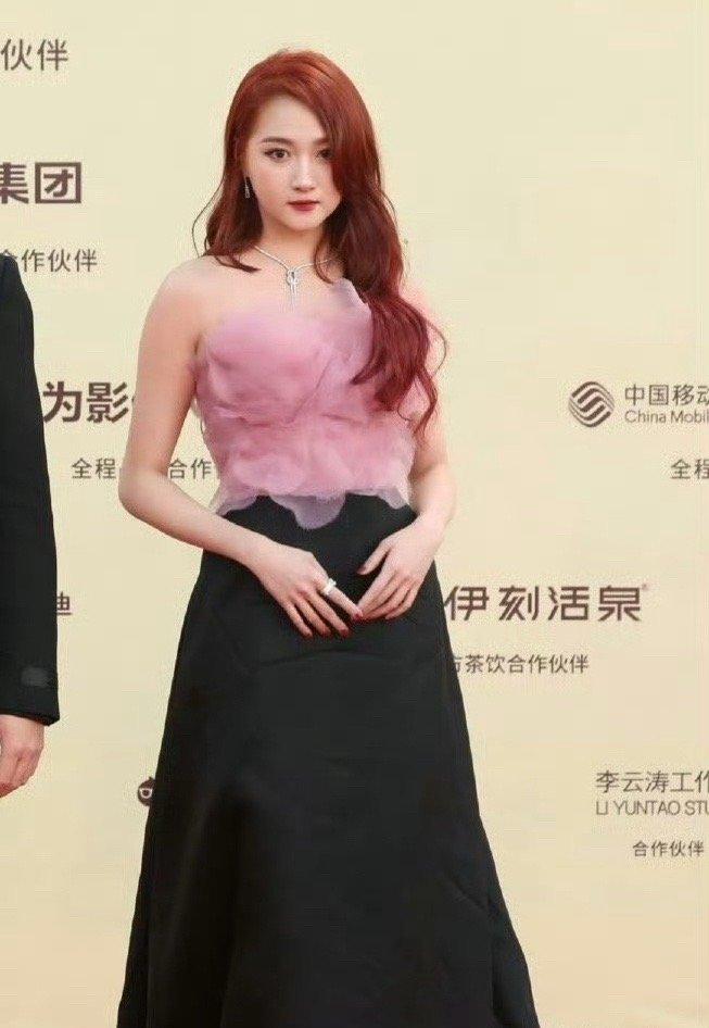 今天关晓彤在厦门出席金鸡奖闭幕式，她这回搭配的像个漂亮的小仙女。

关晓彤上身穿