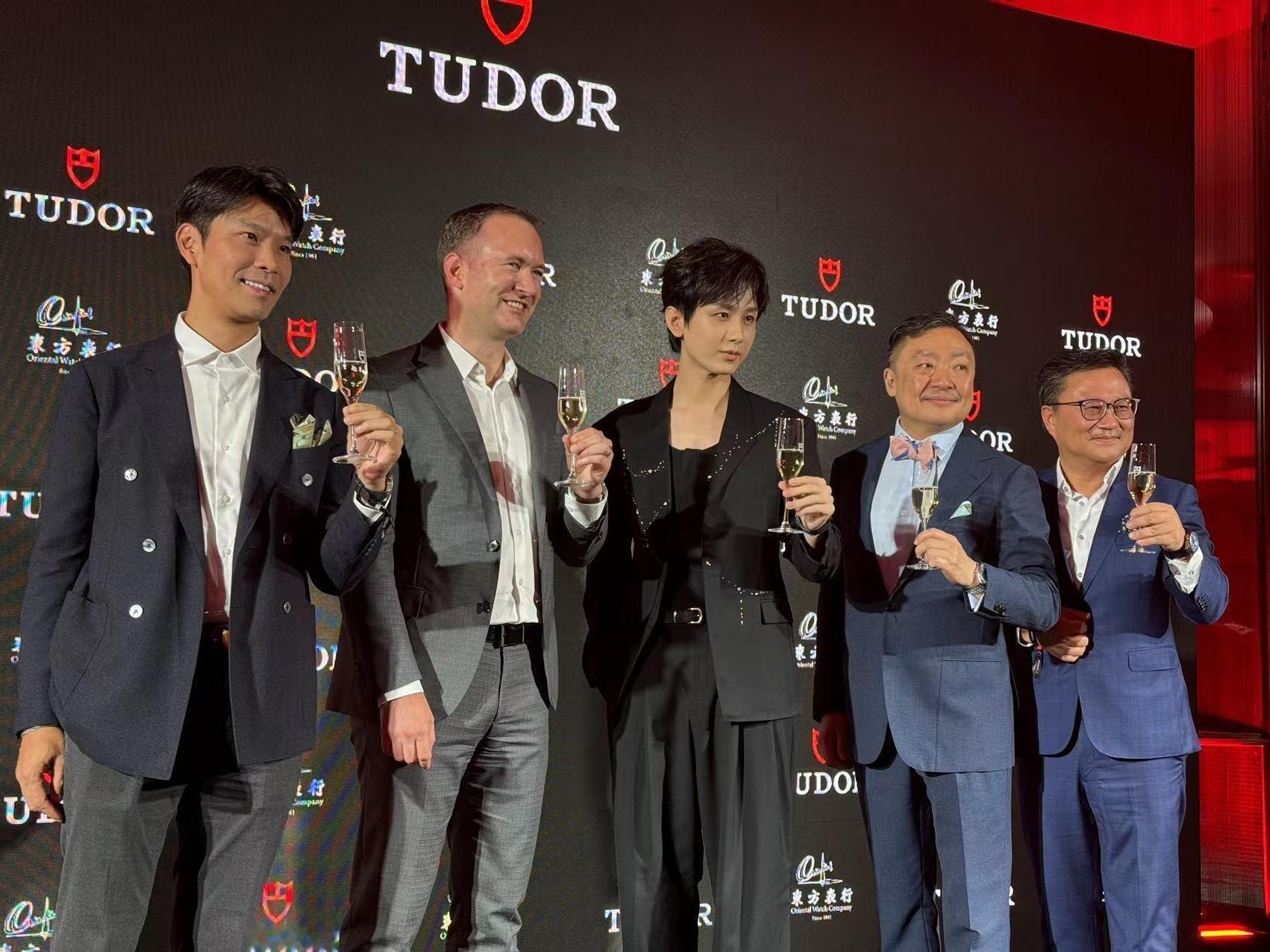 成毅昨日帝舵采访各大生图，各大媒体各圈人士连连称赞#何老师都说了别连着问成毅问题