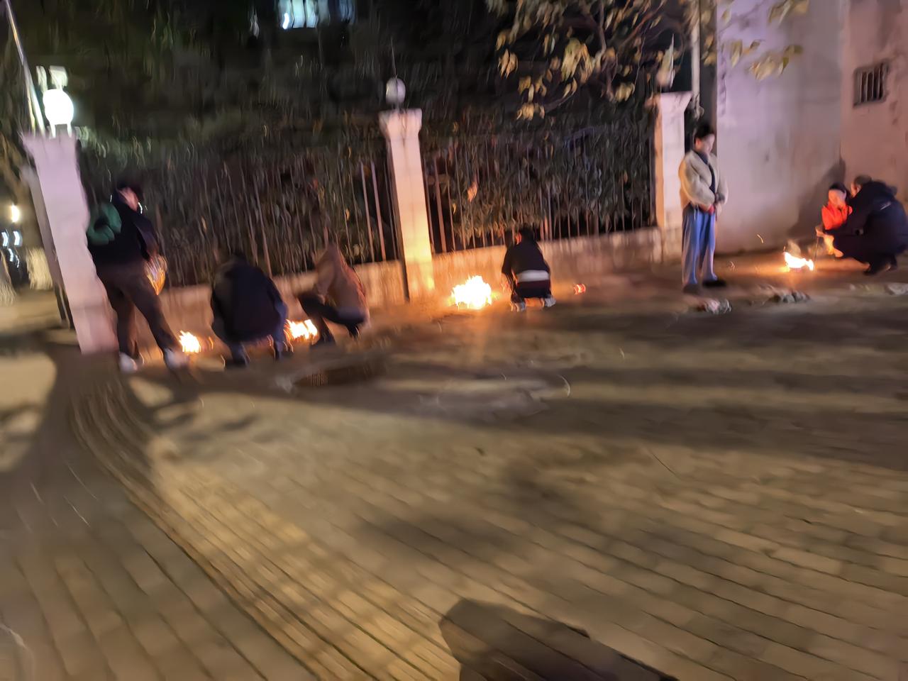 现在经常发生恋爱中的情侣之家的威胁、恐吓、骚扰、敲诈勒索，要么以把对方裸照发到网