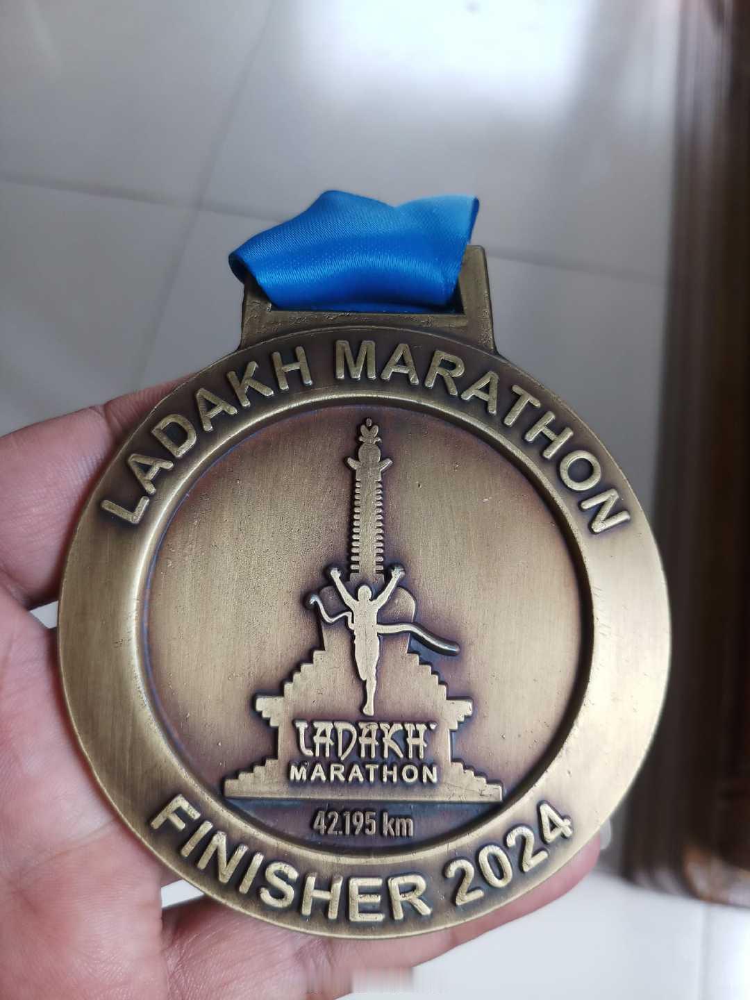 Ladakh 拉达克马拉松奖牌设计。这背后巨大的认证机构logo，除了 AIMS