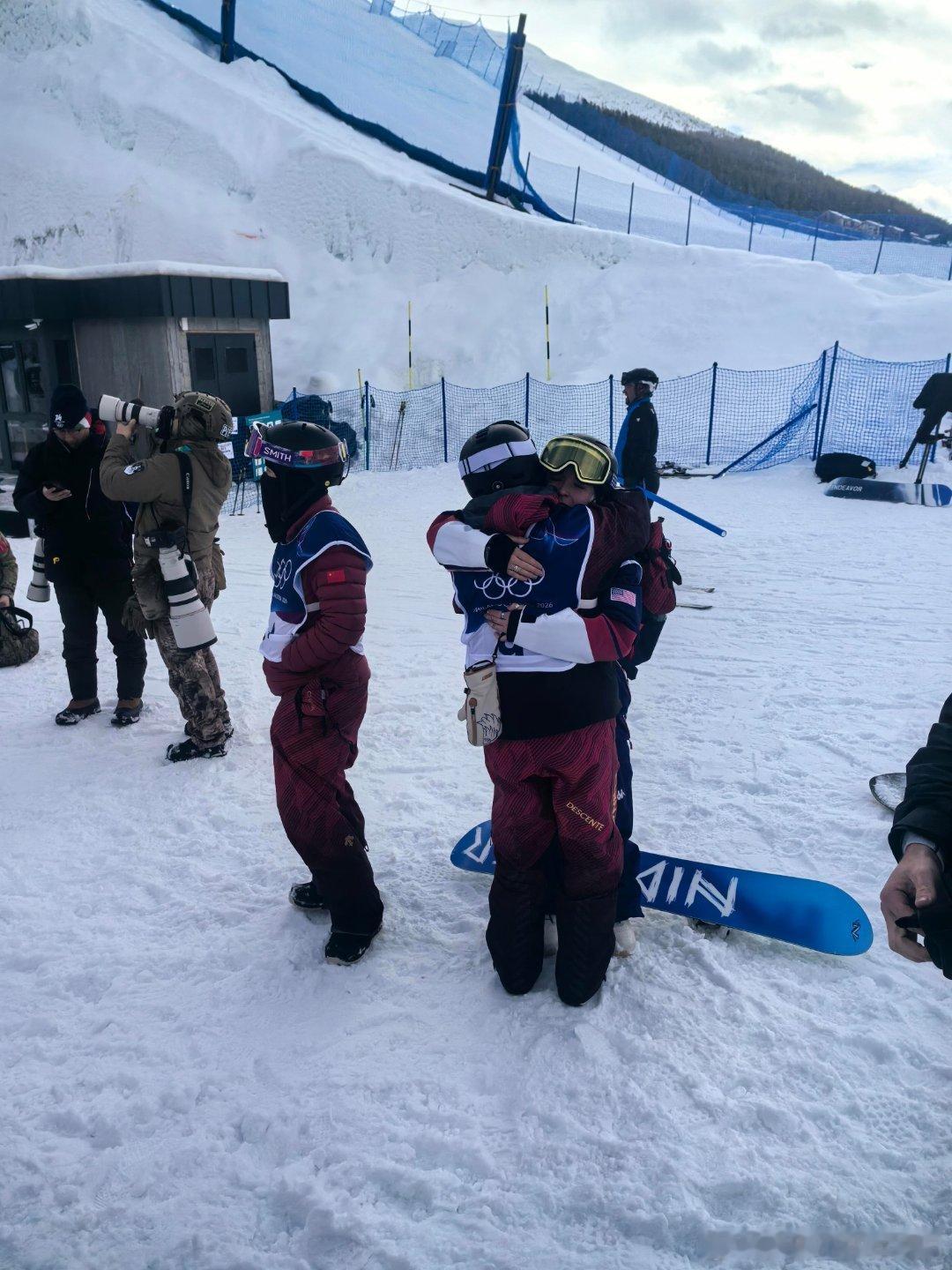 武绍桐看队友被担架抬走很揪心美国运动员安慰中国运动员，这才是竞技体育该有的精神！