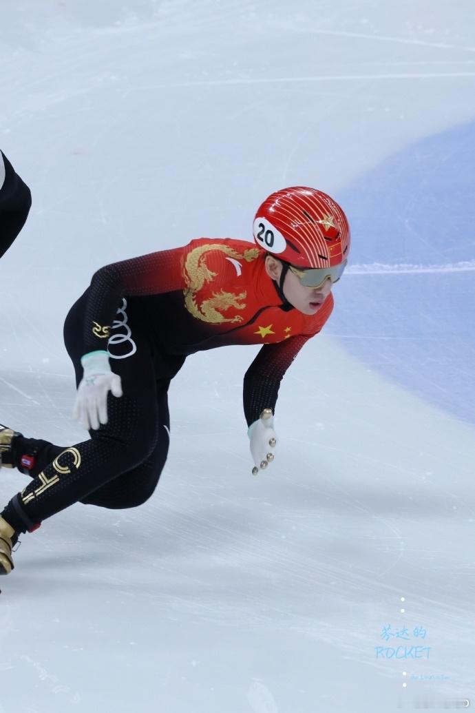 林孝埈赛场上不仅要应对对手的干扰，还要时刻保持平衡避免摔倒，每一次滑行都充满了挑