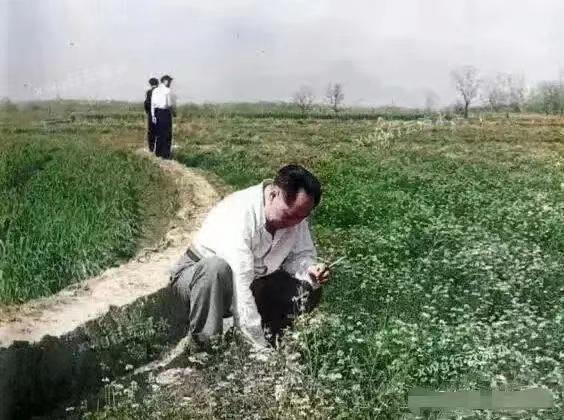 1938年春，毛主席去二十里铺开边区党代表大会，当他归来走到延河河滩上时，忽然停