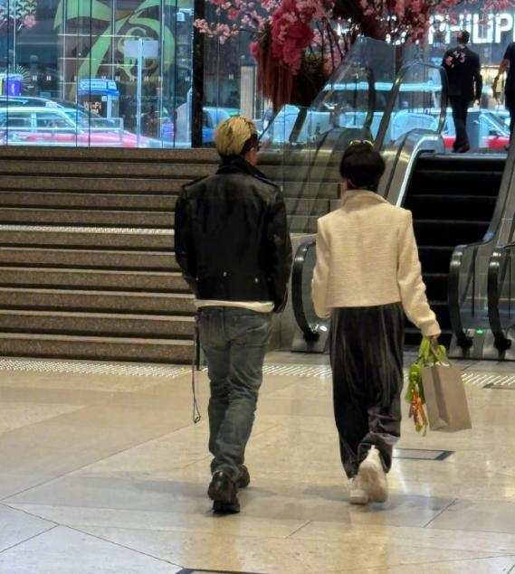 网友偶遇谢霆锋陪妈妈狄波拉逛街，低调孝心太圈粉
明星光环之下，最打动人的从来不是