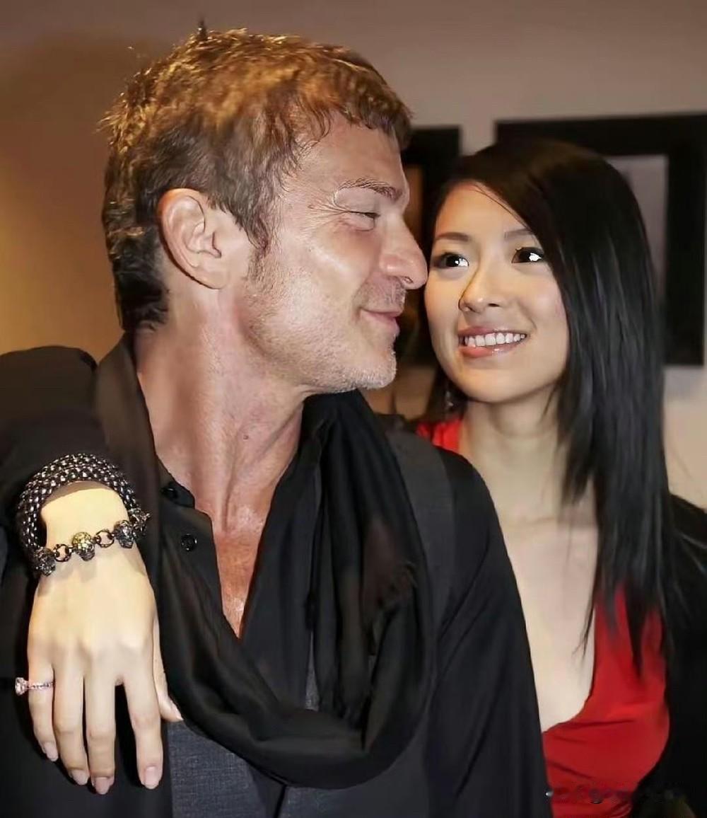 国际章和她前男友的照片。2007 年，正在进军好莱坞的章子怡结识了比她大 14 