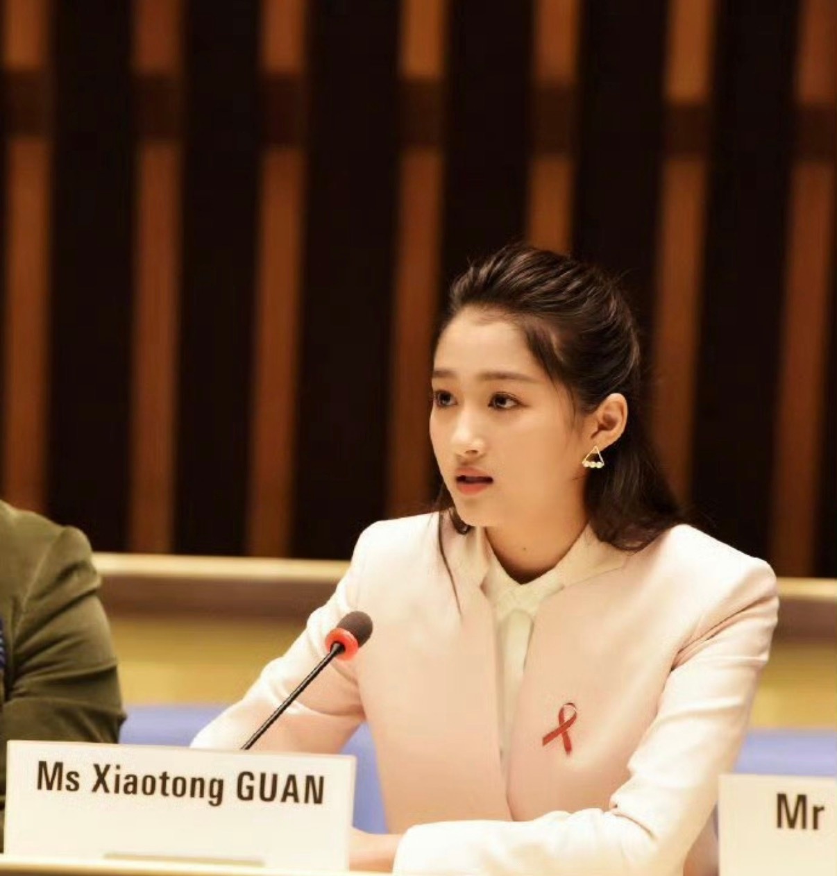 关晓彤长辈喜欢的大大方方的孩子 荧幕内外皆是明朗模样，说话坦荡举止舒展，贴心温柔
