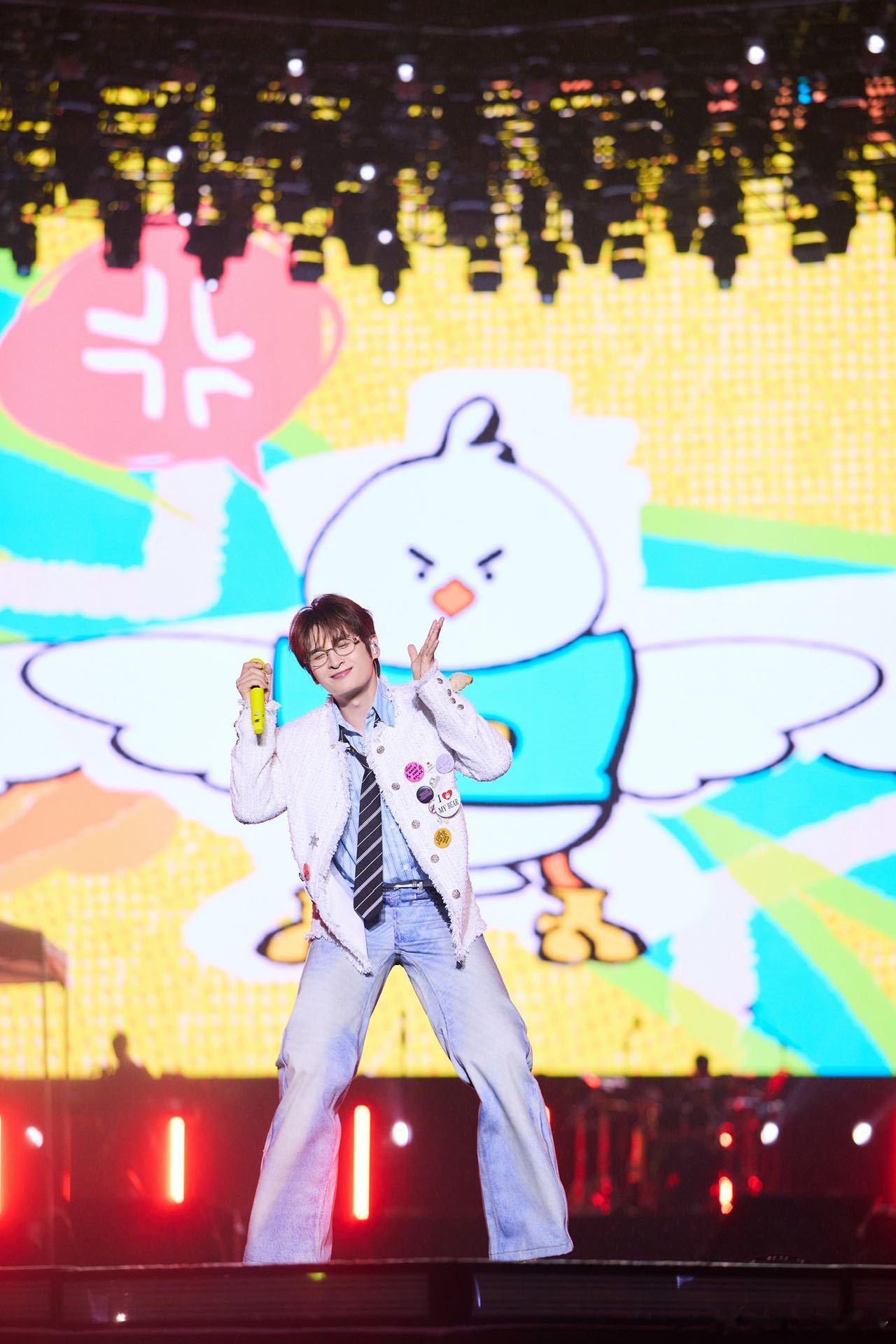 张远远行巡回演唱会 四巡舞台诚意拉满，音乐剧式讲述故事，全程又好哭又好感动，用心