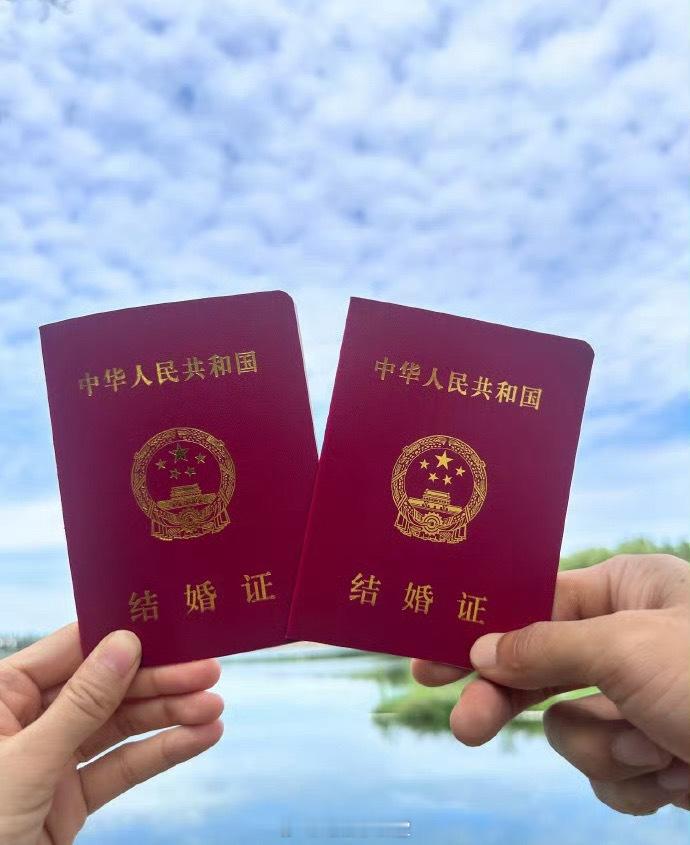 #吴谨言洪尧谈了七年恋爱#今日看到吴谨言和洪尧官宣了结婚证。才知道两个人谈恋爱已