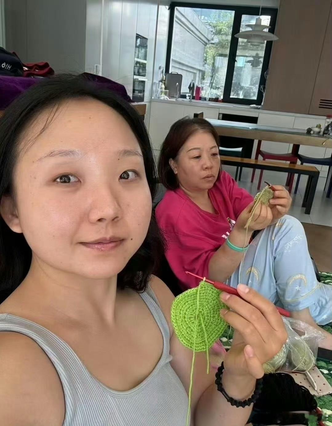 辣目洋子的手工厉害啊，她给自己织了顶帽子，就是颜色有点不好驾驭吧 ​​​
