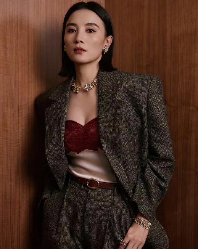 真的被宋佳这套造型震住了！😎
齐肩短发利落又显气质，灰色宽松西装搭配百慕大短裤