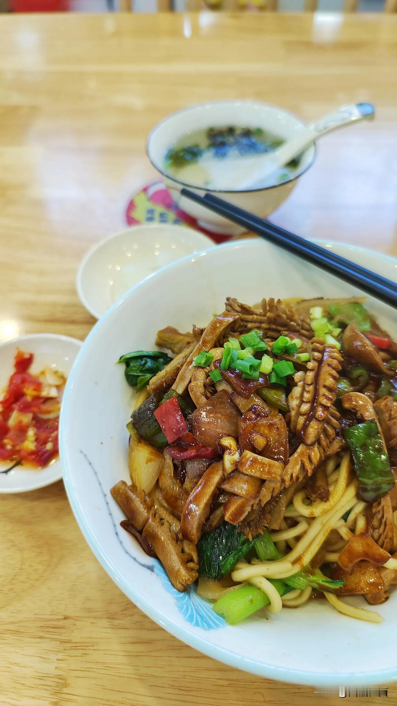 长途去露营第一天。初见安吉～一座阴着雨的小城，上海人和杭州人的后花园，一个有着不