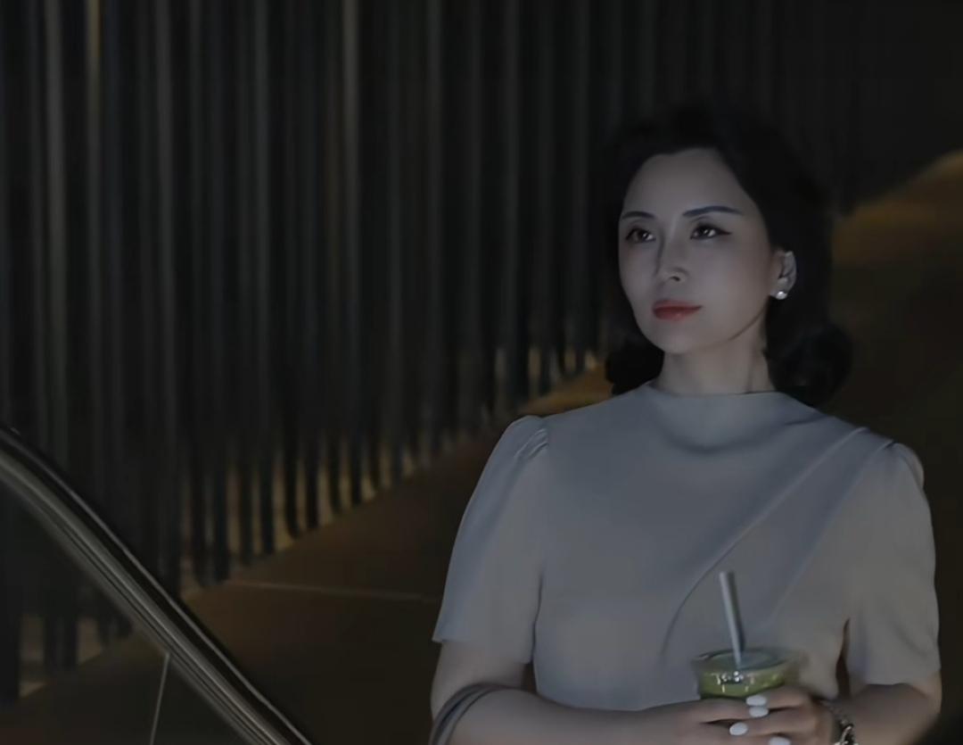 城市冷艳女士，就像都市丛林里的神秘女王。她们妆容精致，眼神清冷，走在街头自带气场