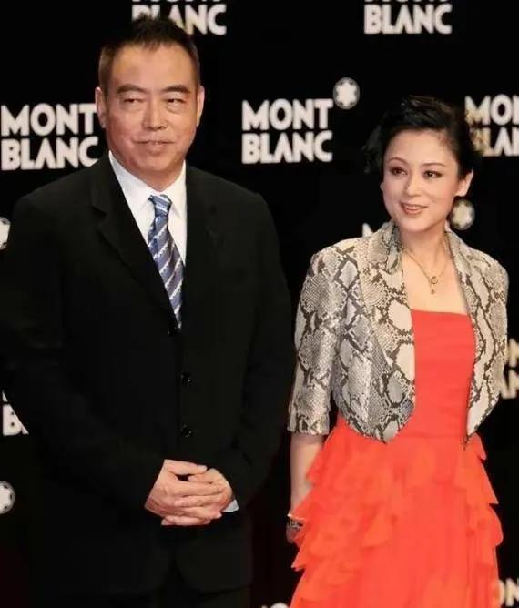 陈红越来越阔太范了，这身穿搭真嫩，蛇皮外套搭配橙色连衣裙，尽显高端奢华之美，看起