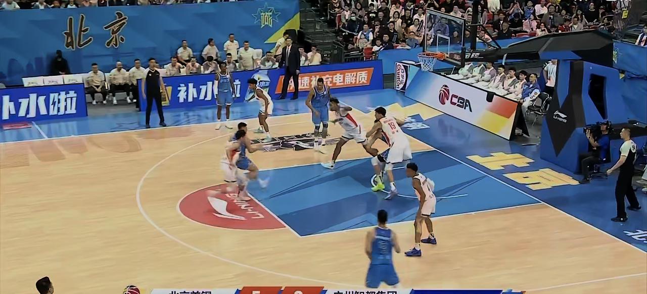 陈盈骏22分3篮板8助攻2个三分球，助力北京首钢大胜广州男篮。
10月25日晚首