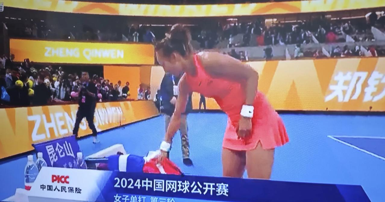 阿尔卡拉斯到底换的是啥牌子的鞋呀？
那换的简直不是鞋，就是AK47！
换鞋前0：