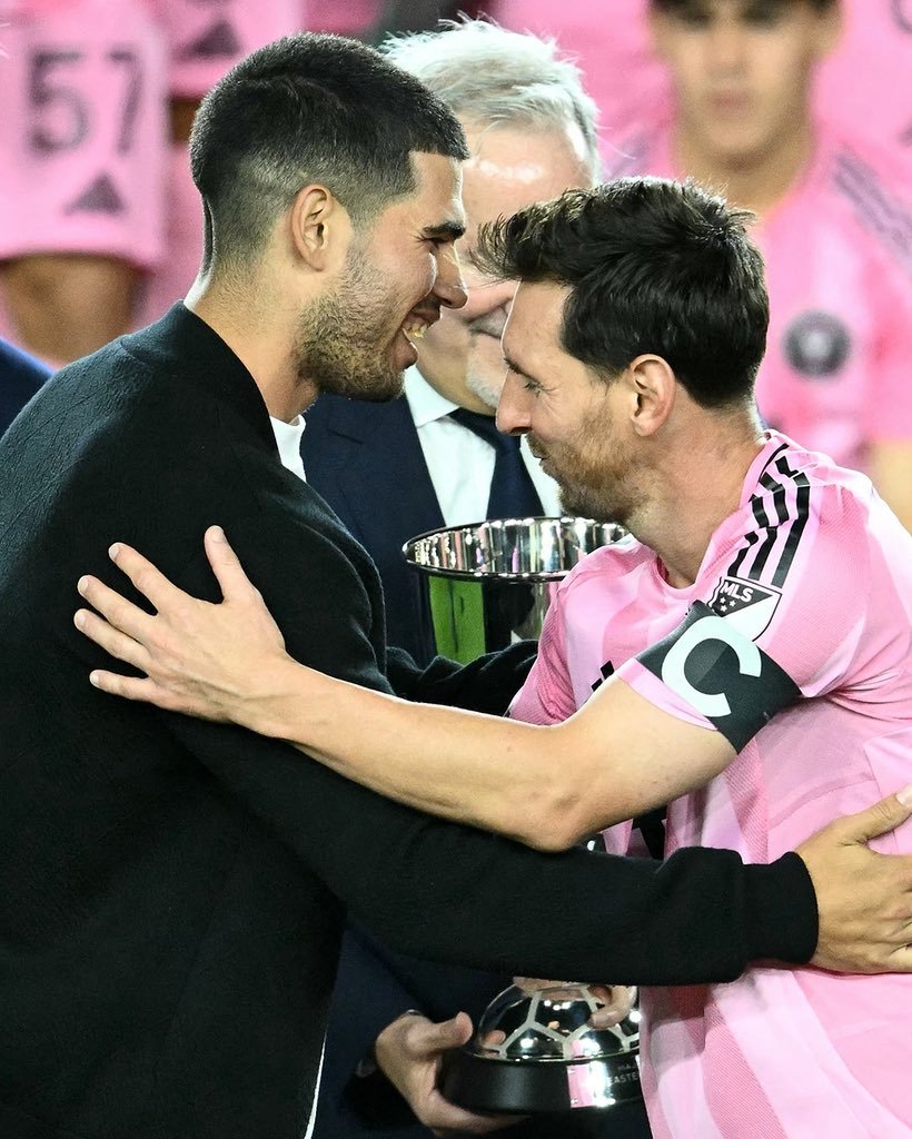 🇪🇸🎾卡洛斯·阿尔卡拉斯（Carlos Alcaraz）和梅西梅西