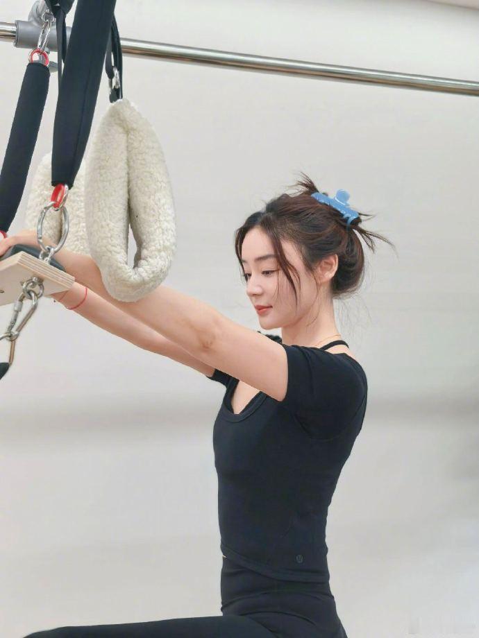 袁姗姗这是真练啊袁姗姗镜头里的生活袁姗姗记录镜头里的生活，这是真练啊。马甲线好清