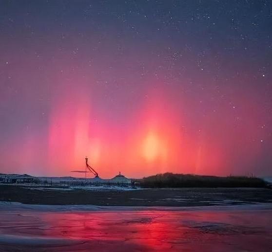 《红色警报！特大地磁暴爆发！我国多地现绝美极光》磁暴的发生，会伴随着极光的出现。
