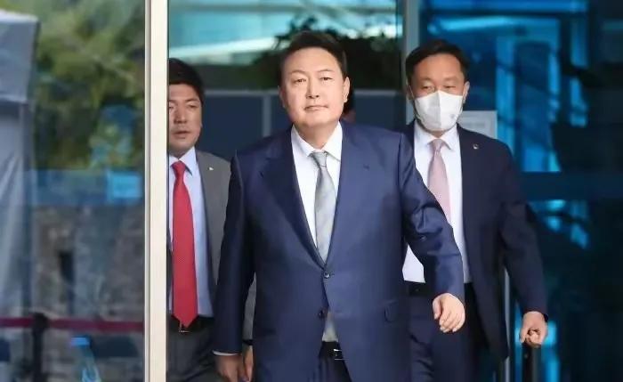 从韩国传出惊人消息，韩国原总统尹锡悦的在看守所内躺在地下撒泼，拒绝逮捕的行为已经