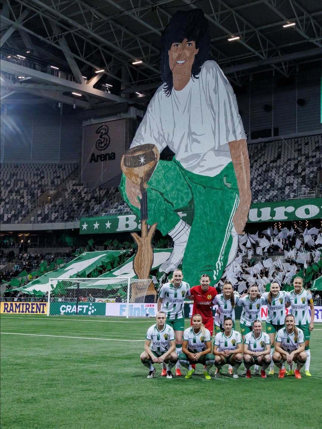 哈马尔比球迷致敬女足1986年捧起的欧洲冠军——芒通锦标赛冠军，这项赛事并不被欧