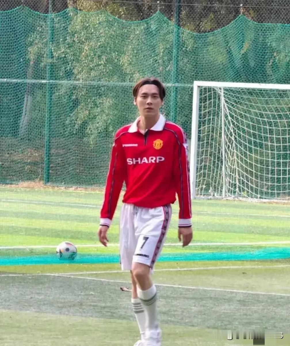 李易峰你踢球咋不出汗呢？还保持中分发型不打理，不过说实话，你踢球的样子真帅！#娱