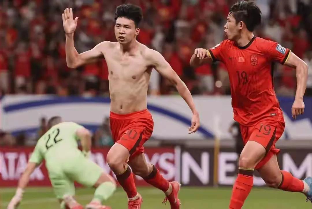 国足1-0巴林，令巴林球员搞不懂的几大疑问：

1：现场有5万+球迷支持国足，巴