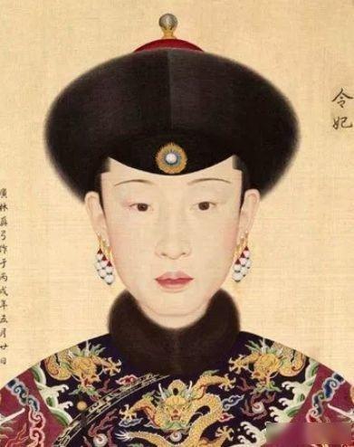 1756年，令妃生下第一个孩子还未出月子，乾隆就迫不及待宠幸她，此后10年她怀孕