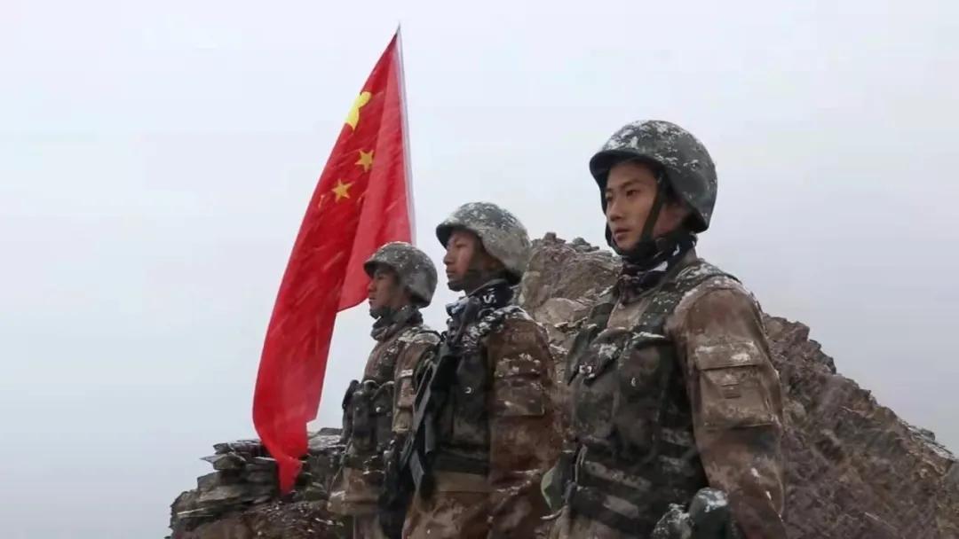 没有天生的勇士，只是有人选择负重前行。战火年代，他们以身许国、浴血奋战，杨根思坚