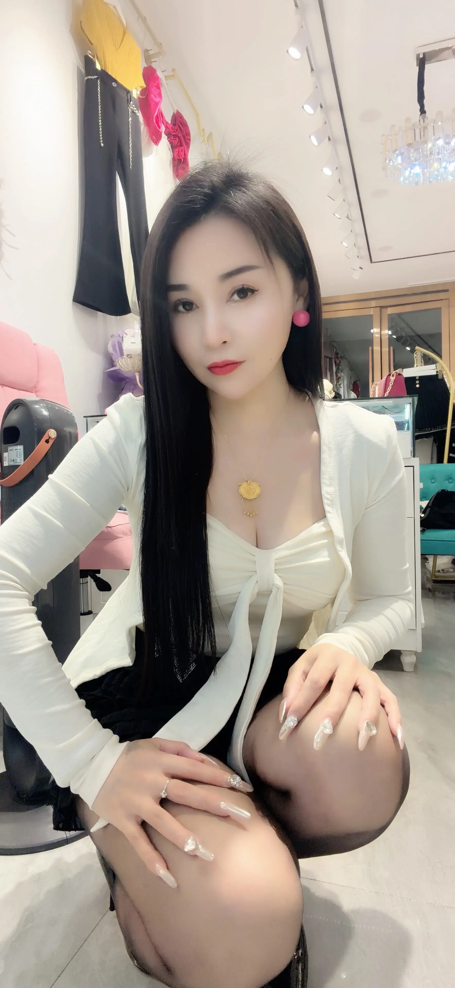 人生一定要学会看淡，要学会别人说你什么都不在乎，如果太在乎了会很累，每...