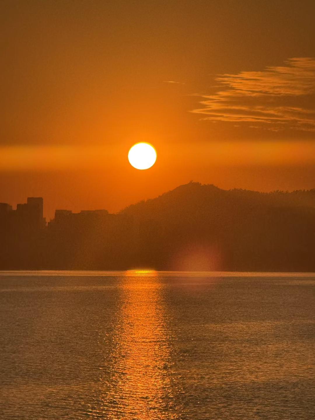 当我们和老朋友见面时，会自动切换到当时的年纪。
       突然意识到一件很浪