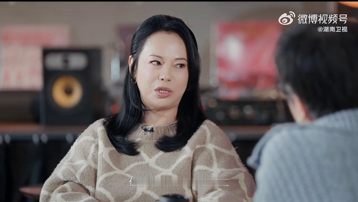 黄绮珊袒露年少时的感情伤痛 黄绮珊走心剖白年少情感过往，曾因懵懂陷入爱恋，后才醒