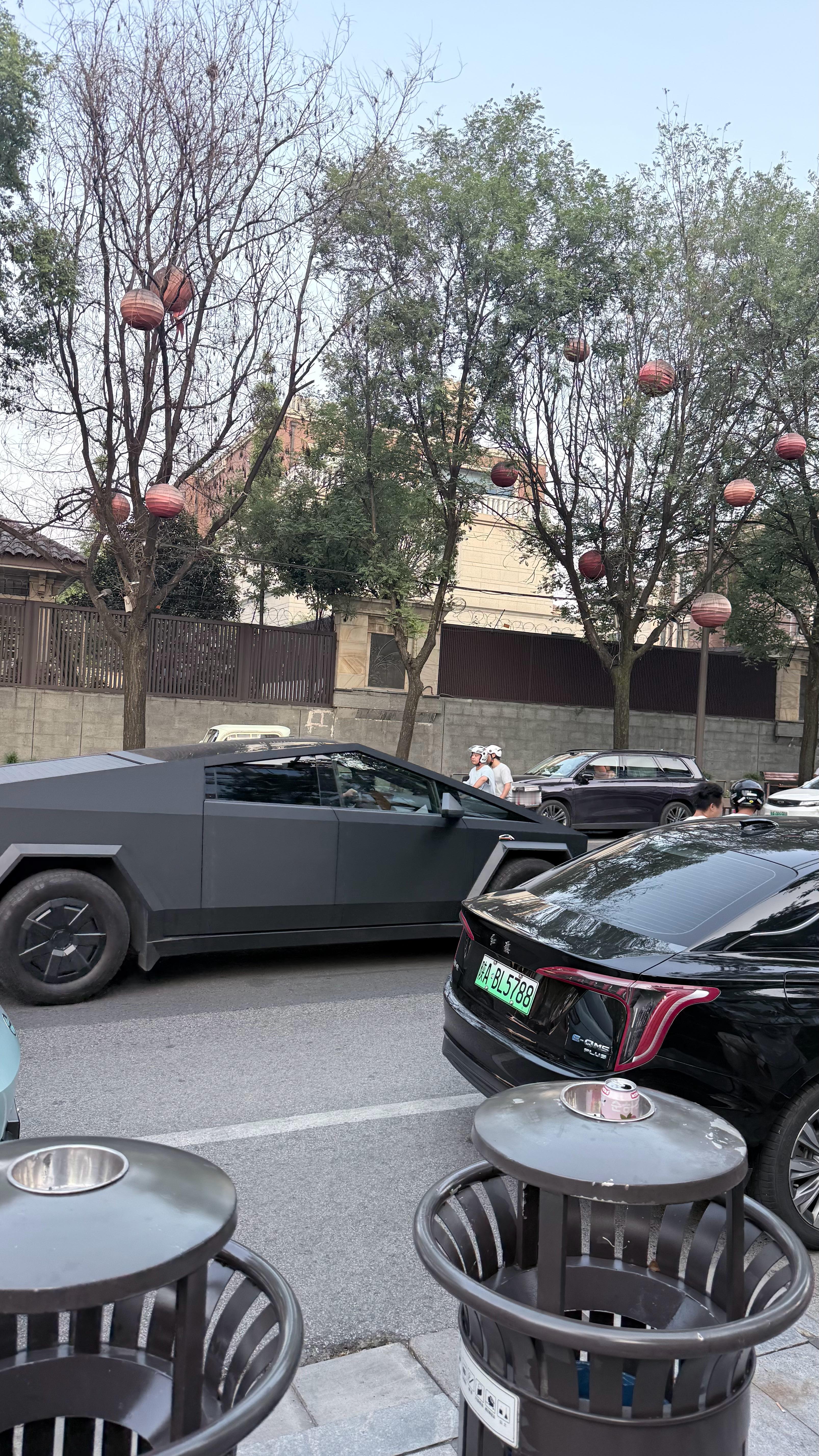 西安偶遇Cybertruckcybertruck？！这车国内能上牌了？！雀食帅[