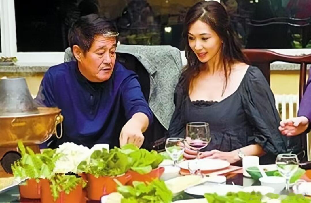 2009年，赵本山在别墅亲自宴请林志玲的一张留影。彼时林志玲在沈阳参加商业活动，