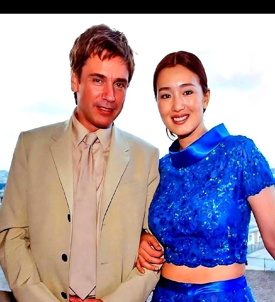 巩俐在巴黎铁塔下那张照片，太绝了。宝蓝色露脐装，烟熏妆，哪看得出是52岁？

那