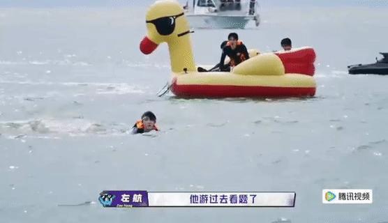 苏新皓的陶喆时候苏新皓跳海抢题板苏新皓在海里也拥有了陶喆同款斜刘海，感觉大海也是