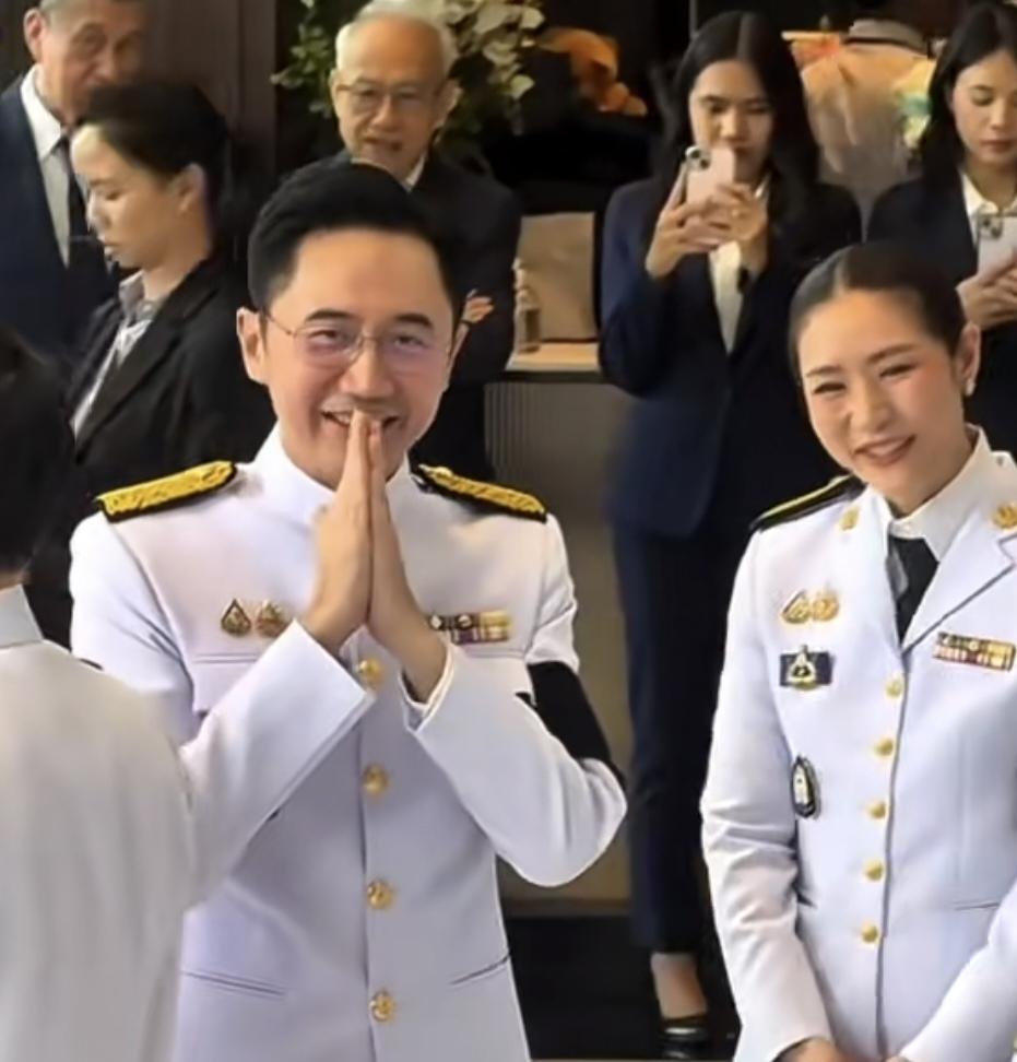 为泰党最新消息！3月20日，以佩通坦的表哥裕差男为代表的为泰党高层，集体亮相！他