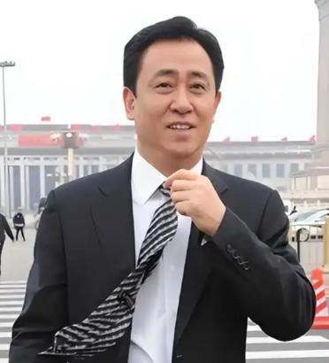 许家印的人生足够传奇，从农村寒门考上大学，靠读书逆天改命。身价一度暴涨成为中国首