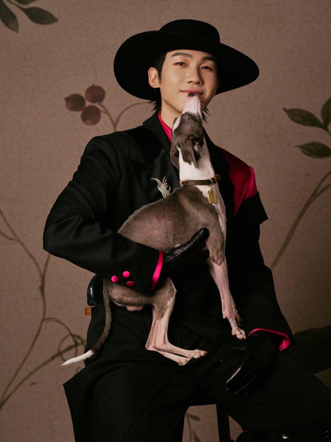 白举纲 戴帽子的男人与小狗 白举纲戴帽子和小狗同框啦，这画面萌得我原地转圈圈！小