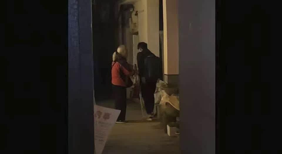 对于长沙「盲人老太夜路求助被女子拍视频污蔑为人贩」的乌龙事件你们有什么看法？
【