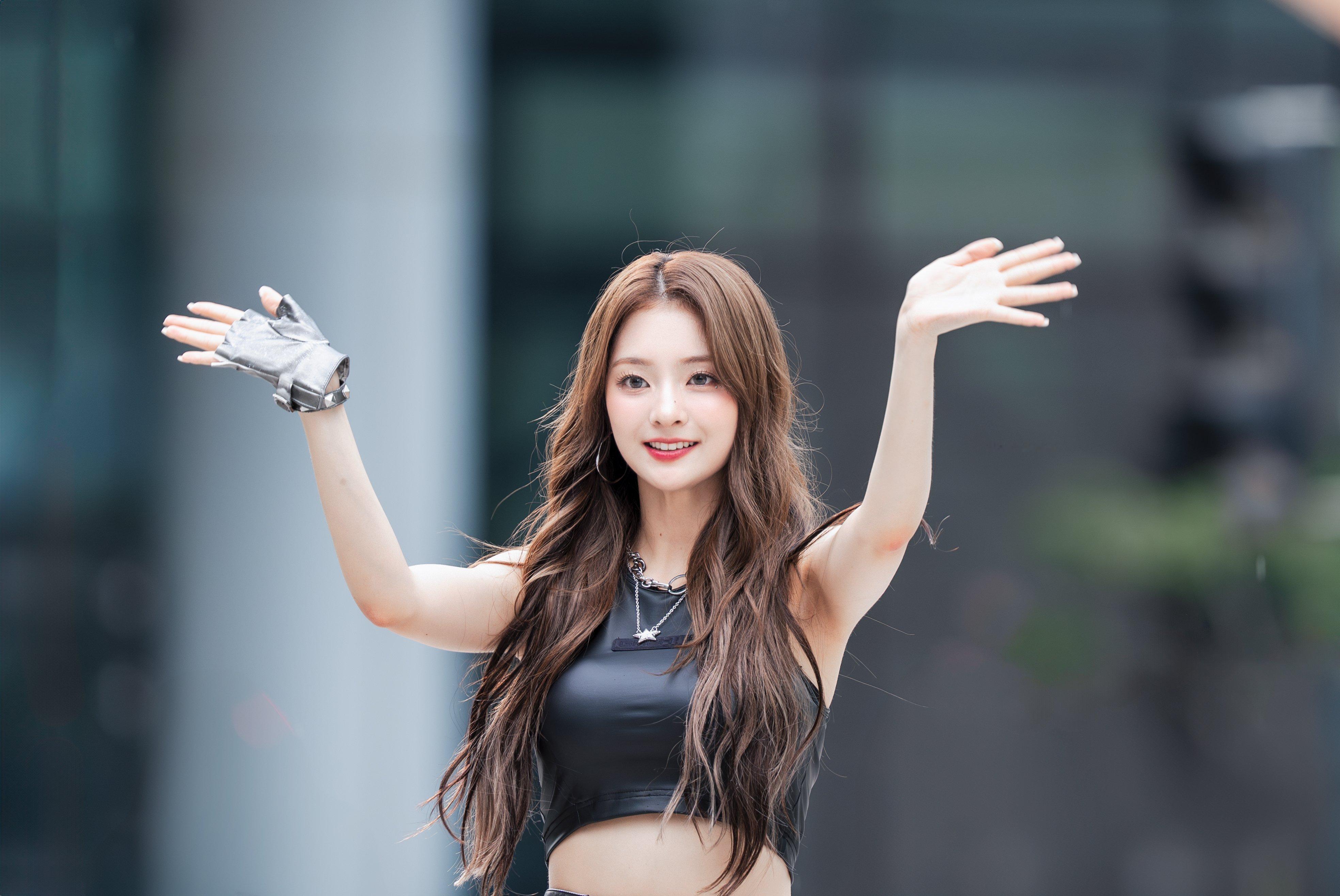 李娜炅[超话] 🐣 蜜桃笑颜李娜炅  [图片]240824 音乐中心 迷你fm