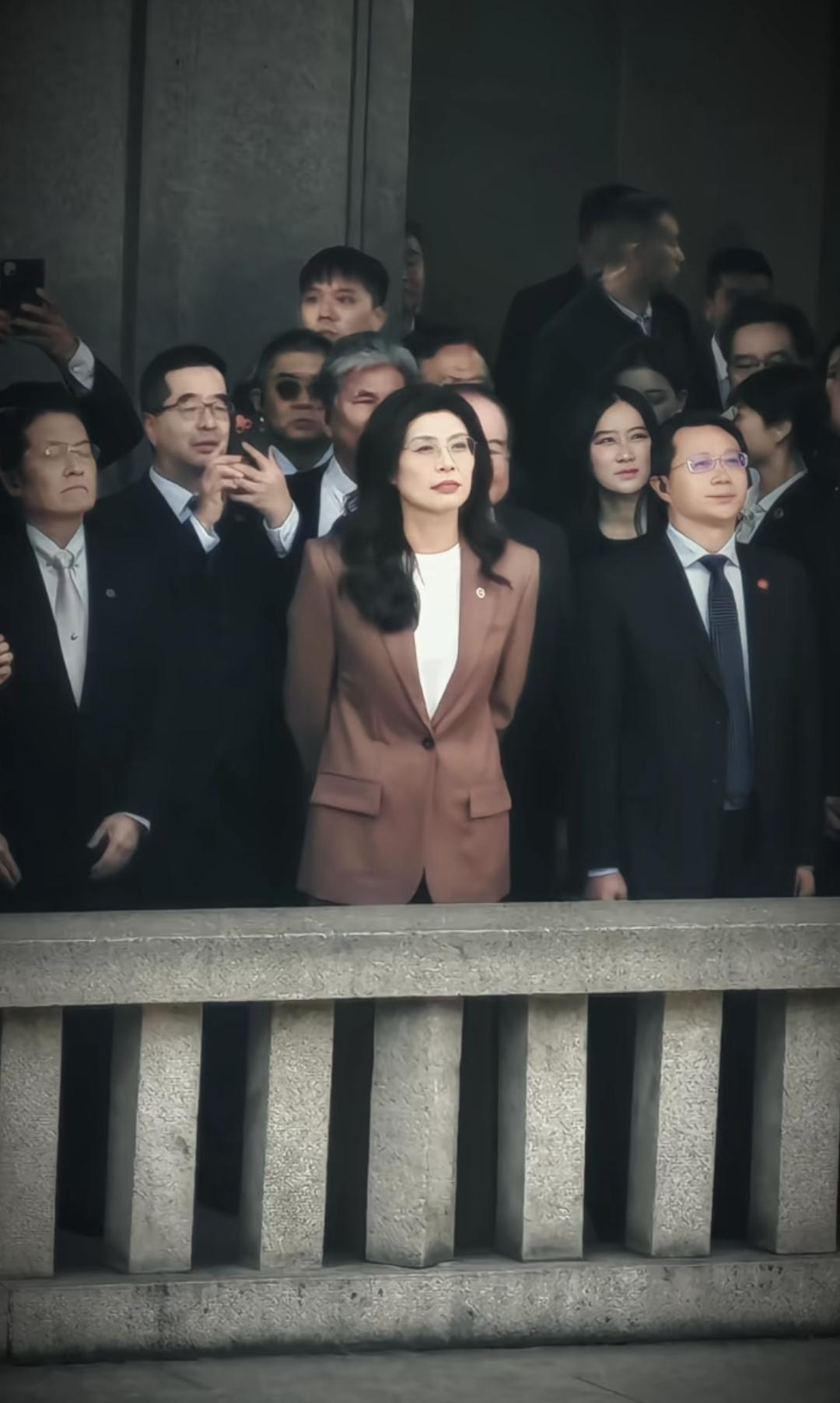 她们在看什么？内心在想什么？ 
视线共同的历史与信仰，确立两岸同根同源的历史连接