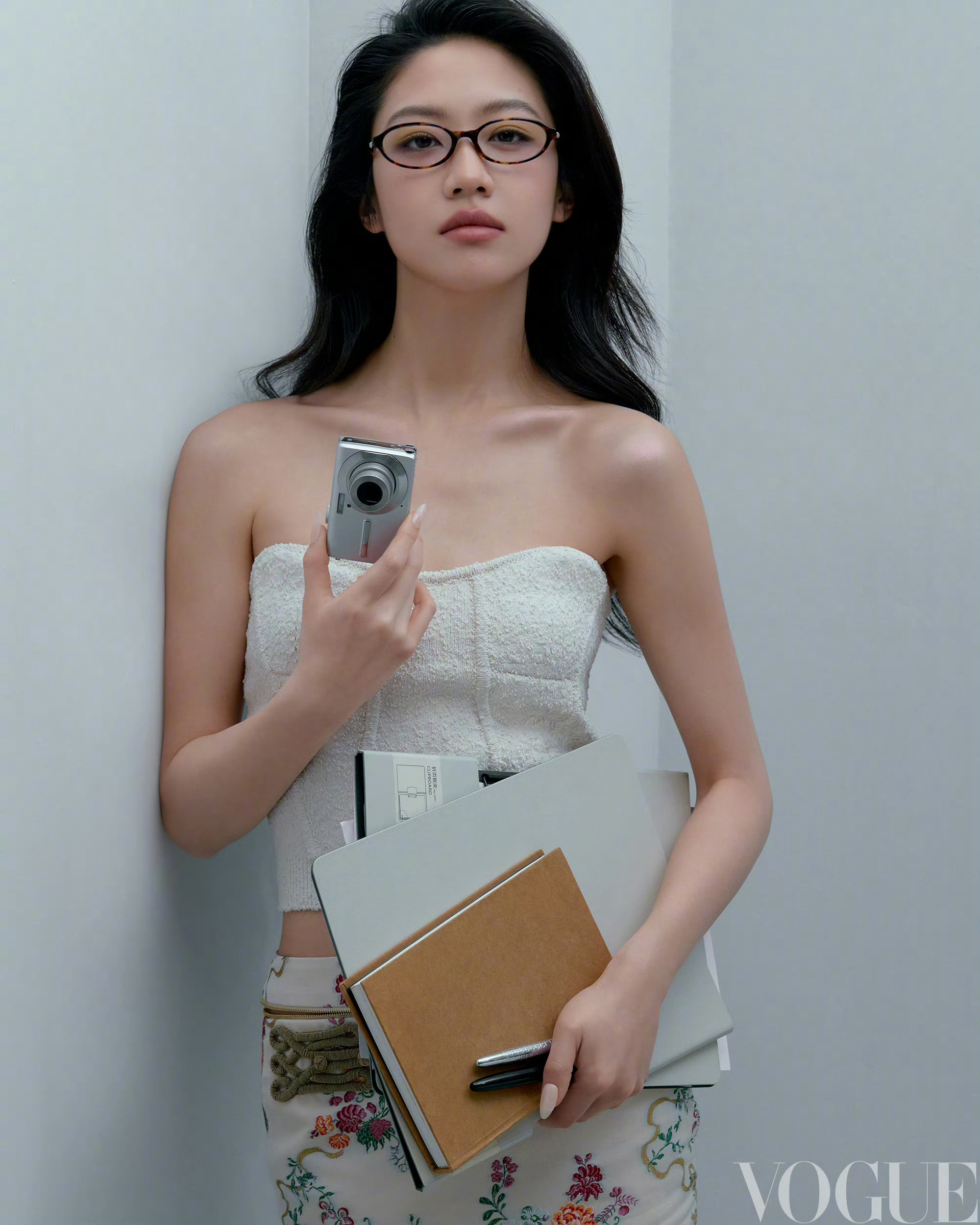 向涵之，时髦办公女郎VOGUE 2026.1月刊 