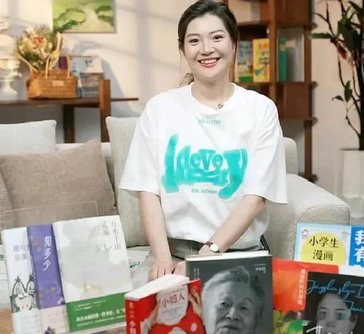 盼盼卖书是真的厉害，
直播间两万人，
一个半小时卖书卖了73万，
到了晚上，卖书