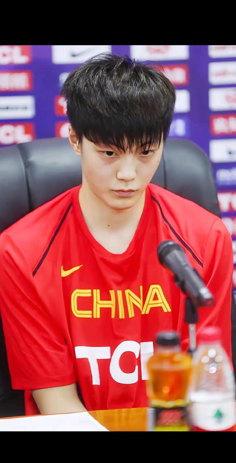 男篮 5 分险胜，事实证明：带胡明轩不如带徐杰

胡明轩这人，我一直观察他，多场