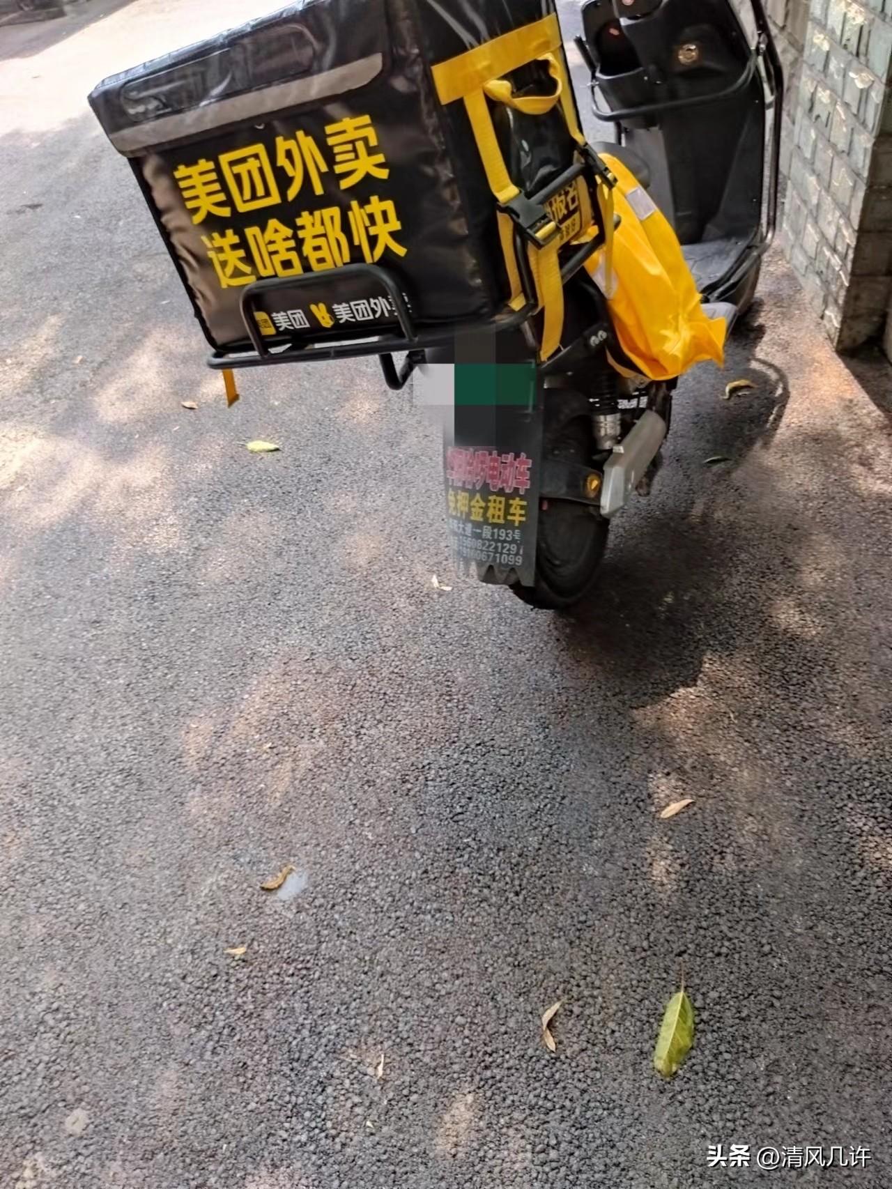 深圳一位退休教师把三居室租给了三个送外卖的年轻人，租金十年没涨。十年后三人合伙开