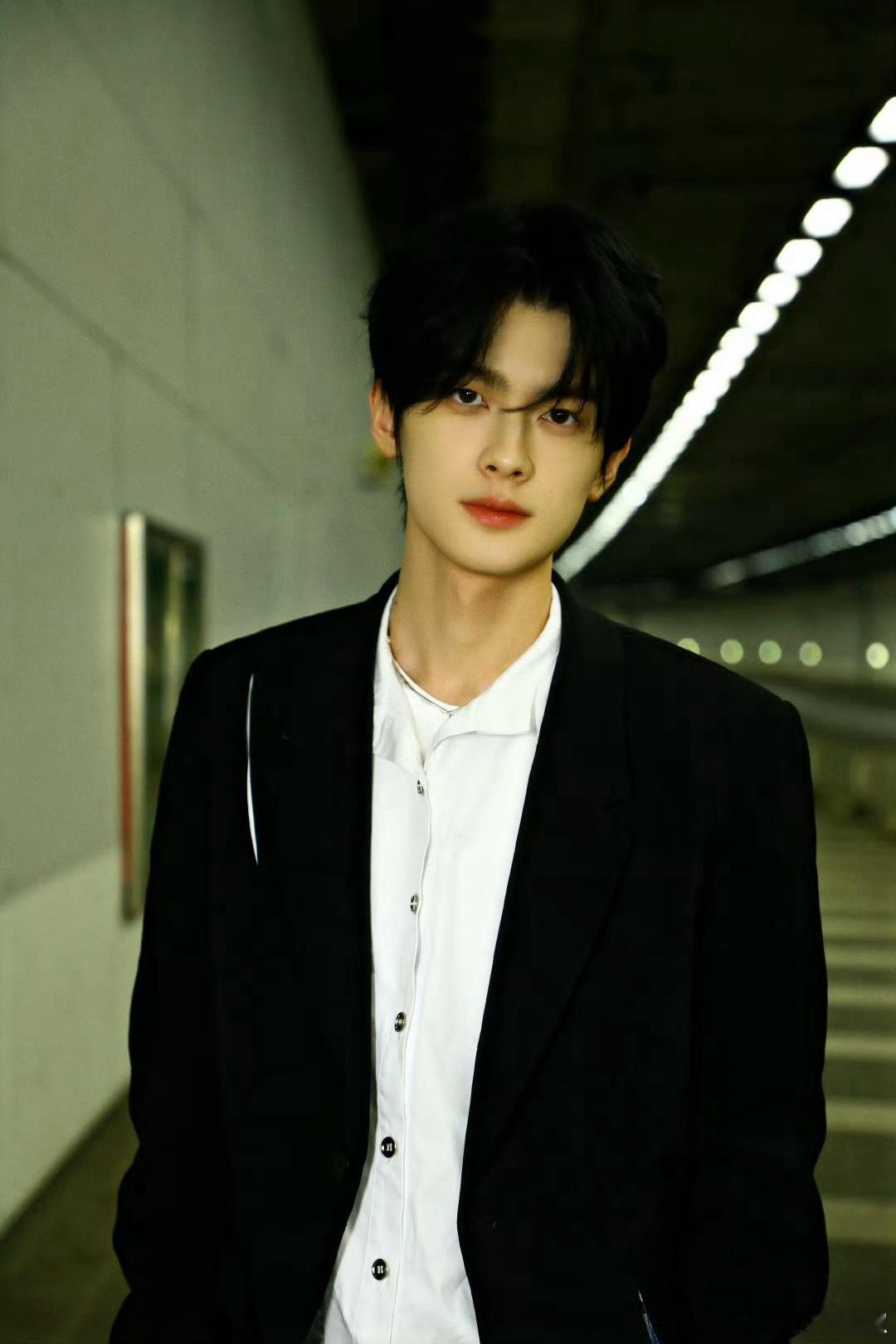 这也不寒啊，他都有男主剧了