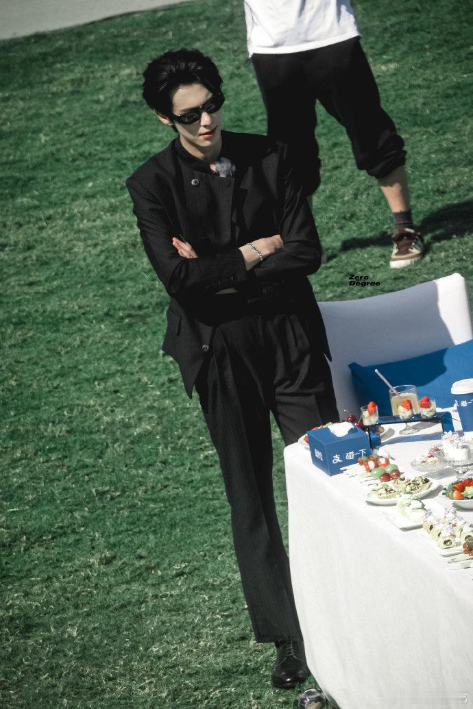 王鹤棣亲爱的客栈看亲爱的客栈全程被王鹤棣吸引，又帅又暖又能干，真的全方位圈粉亲爱