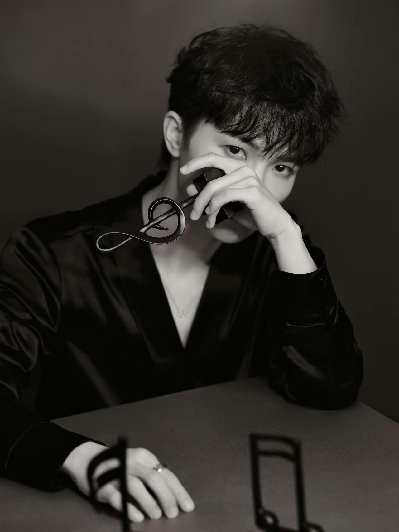 黑西装➕黑白滤镜 别有一番熟男味😭