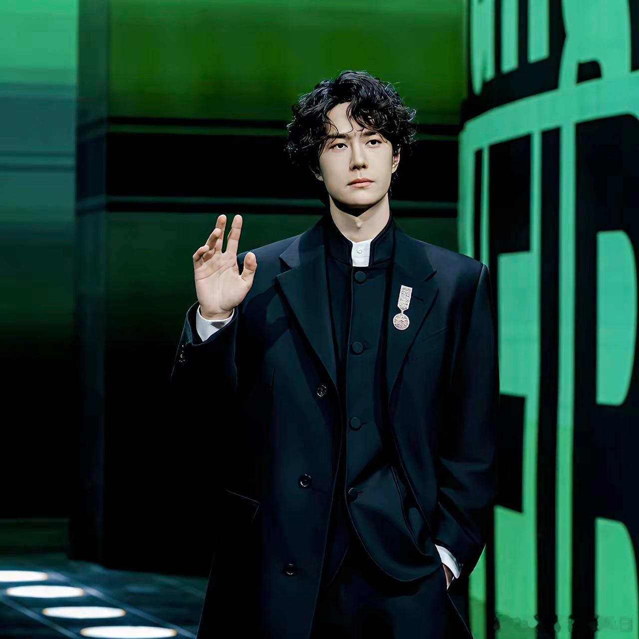 大家有没有发现王一博这个人真的是有点不对劲，微博之夜大家都是这么出场，为啥就是感