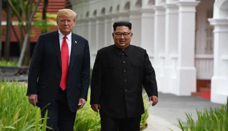 特朗普突然发了一张与金正恩的合影当地时间6月13日，特朗普在他的社交媒体上突然发